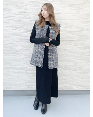 INGNI(イング) ハイネックメロウカットトップス 天神ソラリア 159cm<br>骨格ナチュラル・イエベ<br>シンプルなコーデに羽織るだけで大人可愛い雰囲気になるツイード柄のジレは綺麗目や可愛い系がお好きな方にはぜひゲットして頂きたいアイテムです。