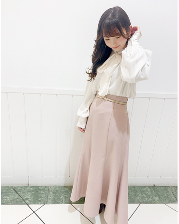フジグラン神辺 148cm<br>骨格ウェーブ・ブルべ冬<br>生地感がサラッとしていてとても着用しやすいブラウスになっております。マーメイドスカートは後ろのリボンでウエスト調節可能です◎