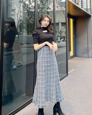 EST 161cm<br>骨格ストレート・イエベ<br>定番のデコルテオープンデザインで、ピッタリとした着心地なので綺麗なシルエットに。