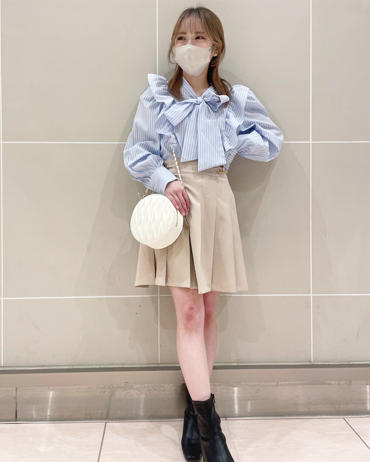 ピオレ姫路 150cm<br>骨格ウェーブ・イエベ秋<br>フリルデザインが華やかな印象にしてくれて後ろ姿も抜かりないフリルブラウスです！プリーツミニスカートと合わせて韓国っぽいコーデにしてみました！デニムと合わせてカジュアルダウンした着こなしもオススメ◎