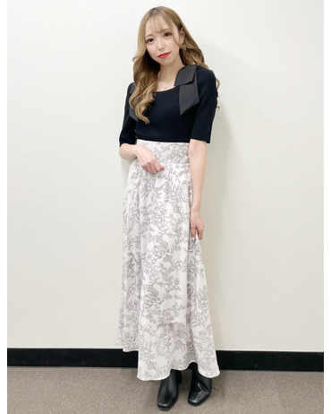 天神ソラリア 159cm<br>骨格ナチュラル・イエベ<br>去年も大人気だったトワルドジュイ柄スカートが更に大人可愛くなって登場しました♪肩リボンニットと合わせて綺麗目コーデに。
