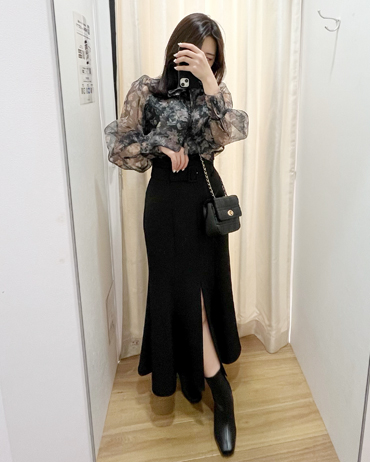 EST 161cm<br>骨格ストレート・イエベ<br>ブラックコーデを組んでみました♪花柄があるだけでシックな上に華やかな印象もプラスされますね！