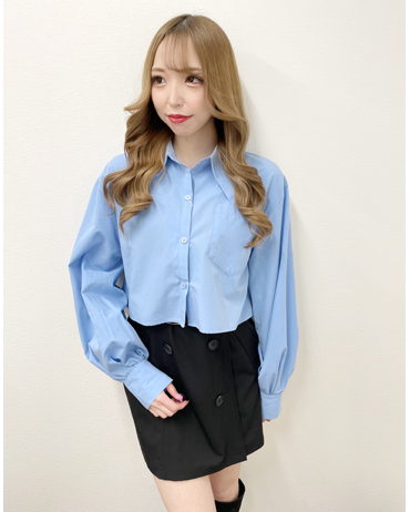 天神ソラリア 159cm<br>骨格ナチュラル・イエベ<br>トレンドのバリモアカラーはシンプルなコーデでもとってもオシャレ見えします。前開けでキャミの上に羽織ったり、ベストのインナーにしたりと様々な着こなしが出来るシャツです♪