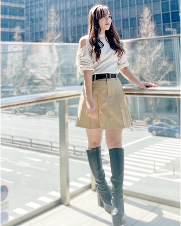 アミュエスト博多 150cm<br>骨格ストレート・イエベ<br>お袖が紐を絞ってギャザーになるので横から見ても可愛いデザインです。薄手のニットなのでサラッとした着心地で春の暖かい日も来て頂きやすい素材感です。