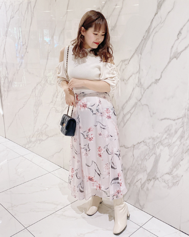 イオンモール岡崎 153cm<br>骨格ストレート・イエベ秋<br>大きめの花柄が大人っぽさ引き出してくれます！大人キレイめコーデにピッタリの一枚です。