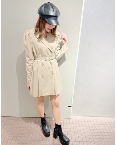 渋谷109 161cm<br>骨格ナチュラル<br>新作のトレンチミニワンピース。ずっと入荷待ってました?！161センチの私が着ると膝上5センチくらい。一枚で可愛いしとにかく写真映えするので、イロチでイベントや参戦服に♪