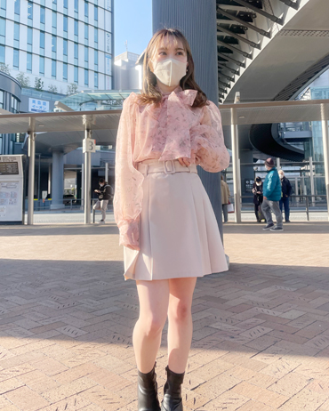 ピオレ姫路 150cm<br>骨格ウェーブ・イエベ秋<br>透け感のあるシアー素材が華やかな印象をプラスしてくれるブラウスです。リボンは前でも後ろでも結べる2wayになっているのでその日の気分によって楽しめます！スタイリングはミニボトム合わせで甘めコーデにしてみました！