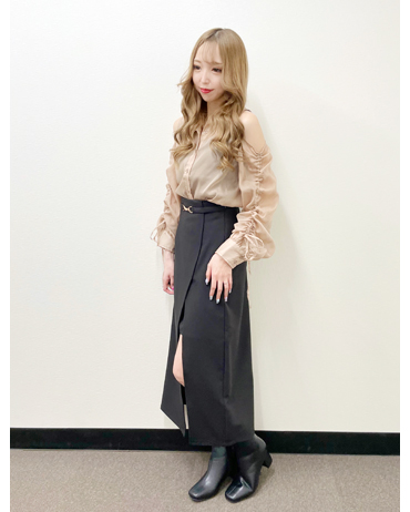 天神ソラリア 159cm<br>骨格ナチュラル・イエベ<br>今年らしい肩開きデザインのラメシアーシャツの登場です♪羽織としても使える万能アイテムになっています。