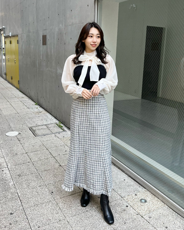 EST 161cm<br>骨格ストレート・イエベ<br>透け感のあるトップスと使いやすさ抜群のツイードスカートで大人可愛い雰囲気に…♪