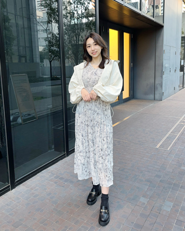 EST 161cm<br>骨格ストレート・イエベ<br>プリーツと花柄が可愛いワンピース！落ち着いたコーデが多い私はマンパやライダースで控えめに♪