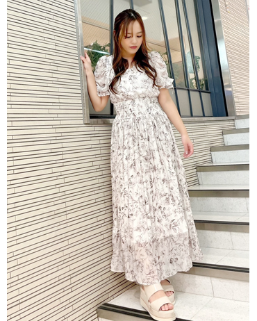 アミュエスト博多 150cm<br>骨格ストレート・イエベ<br>ウエストのシャーリングで細見えばっちりのワンピースです。プリーツが細かく入っているので歩いている姿も可愛いです！