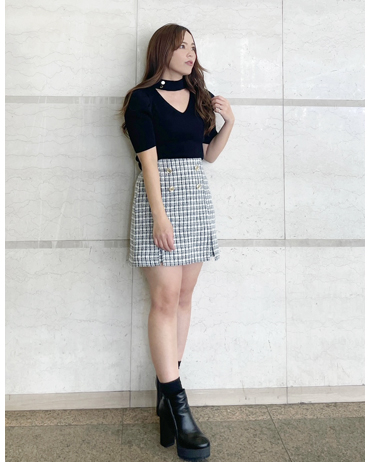 アミュエスト博多 150cm<br>骨格ストレート・イエベ<br>フィット感のあるニット素材なのですっきりとした大人っぽいコーデに仕上がります。胸元は深めのVネックでゴールドのボタンもポイントです。