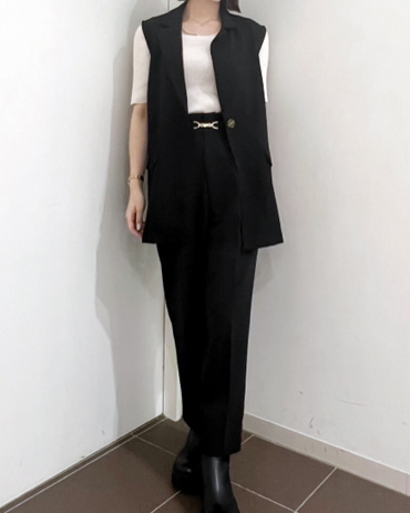 神戸ハーバーランド 164cm<br>骨格ナチュラル・ブルべ<br>昨年も人気であったジレと合わせて、オールブラックに。差し色にアイボリー入れてモノトーンコーデに仕上げてみました。