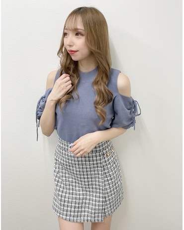 天神ソラリア 159cm<br>骨格ナチュラル・イエベ<br>トレンドの肩開きドロストデザインのニットが入荷しました♪気になる二の腕カバーも出来る優れものです。