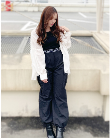 アミュエスト博多 150cm<br>骨格ストレート・イエベ<br>インナーのタンクトップの裾ロゴがアクセントのモノトーンコーデです。ゆったりとしたシルエットのパラシュートパンツを合わせるだけでトレンドコーデに仕上がります。パンツの裾のゴムを絞って調整出来るので低身長さんでも挑戦しやすいです！