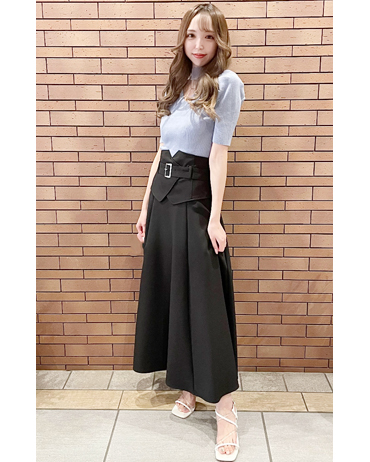 INGNI(イング)のコーディネート 天神ソラリア 159cm<br>骨格ナチュラル・イエベ<br>コルセットがドッキングされたこちらのスカートはシンプルなトップスに合わせるだけでもとってもお洒落なコーデが決まります♪
