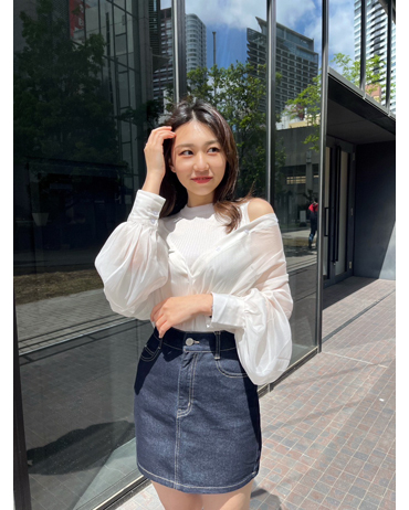 EST 161cm<br>骨格ストレート・イエベ<br>ノースリーブトップスにシャツをレイヤードした1枚で可愛いお洋服です。ミニボトムで可愛らしくデニムでカジュアルに合わせられる機能性の高いデザインです♪