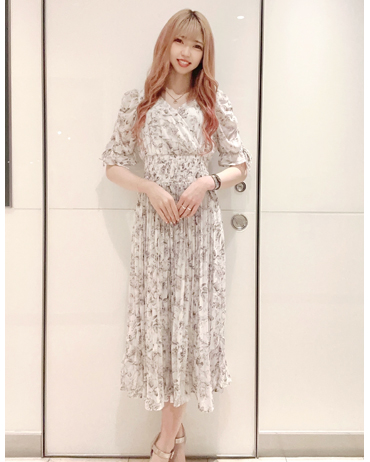 仙台パルコ 171cm<br>骨格ウェーブ<br>胸元のカシュクールが大人っぽい印象に見せてくれます！さらにお袖のリボンとプリーツスカートで、可愛らしさもプラスで魅せることが出来ます◎ウエスト切り替えで、腰の位置が高く見え脚長効果抜群です！