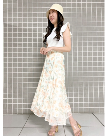 INGNI(イング)のコーディネート 札幌ステラ 163cm<br>骨格ウェーブ・イエベ秋<br>水彩画のような淡い色使いのお上品な花柄スカート♪腰周りがスッキリとしていて、綺麗なシルエットも魅力的です。ブルーもあるので是非チェックしてね♪
