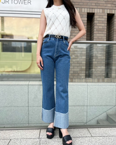 INGNI(イング)のコーディネート 札幌ステラ 163cm<br>骨格ウェーブ・イエベ秋<br>ステラプレイス店でも大人気のラインストーンノースリニット！ブルーもクロも可愛くて悩むなぁ…。ワイドデニムと合わせて韓国コーデにするのがおすすめです♪