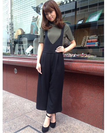 INGNI(イング)のコーディネート 天王寺MIO 158cm<br>今季大人気のガウチョパンツがサロペットになって登場です！身体や足のラインを綺麗に見せてくれます★クロとカーキの組み合わせで秋コーディネートの完成です！TOPSの装飾が女性らしさを演出してくれます！<br><a href="http://ameblo.jp/ingni-mio/">★天王寺MIO</a>