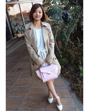 INGNI(イング)のコーディネート イオンモール鹿児島 151cm<br>爽やかな印象のストライプ柄ワンピースはウエスト部分が大きなリボンでアクセントになるだけでなく、スタイルアップ効果抜群です。清楚なスタイルに定番のストライプワンピースにトレンチコートを合わせて落ち着いた大人コーディネートの完成！