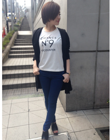 INGNI(イング)のコーディネート 渋谷109 155cm<br>程よく厚みのある裏毛素材で着心地の良いフーデットコートです。お尻が隠れるくらいの長め丈で気になる腰回りもカバーできますよ。ロゴTシャツとスキニーの合わせにフーデットコートを羽織りシンプルなコーディネートにしました。どんなものにもさっと羽織れてカジュアル感を上げてくれるフーデットコートはとても便利な一枚です。