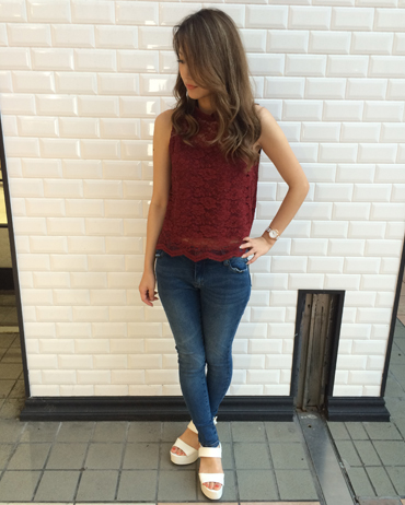 INGNI(イング)のコーディネート 横浜ビブレ 160cm<br>レースは女性らしさをだしてくれますよね！裏地があるので中にインナーを着なくても透ける心配はないですがデコルテ、お腹周りはちらっと透けてる感じがセクシーです！レースで透け感のあるトップスに会えてスキニーを合わせて肌を出しすぎないシンプルなコーデに！