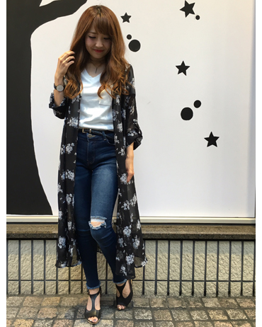 INGNI(イング)のコーディネート 静岡109 151cm<br>サラサラのガウンが軽くて着心地抜群です！落ち着いた花柄なので、シーンを選ばす普段使いし易いです(^O^)お袖はロールup可能ですので、気温に合わせて調節出来ます。フレイドヘムのスキニーと合わせることで更にトレンド感アップ☆