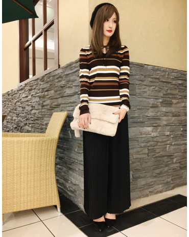 INGNI(イング)のコーディネート イオンモール宮崎 158cm<br>リブが効いていてとても着心地の良いTOPSです♪”シンプルなコーディネートも華やかに見せてくれるマルチボーダーニット♪”無地でもプリーツの様に動きのあるボトムで合わせるとより表情がでます！ファークラッチバッグ等小物で遊ぶのもオススメです♪.+°