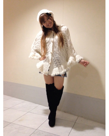 INGNI(イング)のコーディネート 天王寺MIO 154cm<br>ボリュームたっぷりのファー付ニットポンチョは可愛いだけでなく、前開きなのでヘアの乱れも心配なしです！