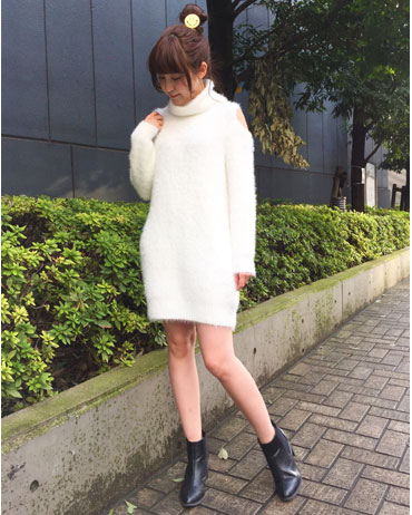 INGNI(イング)のコーディネート 東京本社 160cm<br>クリスマスなどのイベントにもぴったりなフェザーワンピ。ふわふわの素材感はデートコーデにもマッチします！また、トレンドの肩開きディテールで抜け感も出るので着痩せ効果も◎