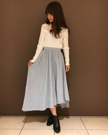 INGNI(イング)のコーディネート 天王寺MIO 158cm<br>イレヘムスカートは冬人気のパステルカラーを選びました。パッと目を惹くこと間違いなしのアイテムです！サックスのスカートなのでニットはオフホワイトにしてスカートの色が映えるコーディネートにしました！