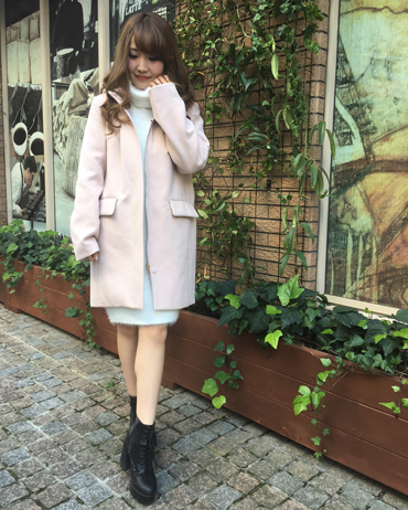 INGNI(イング)のコーディネート 静岡109 151cm<br>ストンと落ちるデザインのフードコートはシルエットをすっきり見せてくれるので、ローゲージニットのアウターにおすすめです☆トレンドのピンクをチョイスしてトレンド感UP！コートのフードと足元のショートブーツで、カジュアルダウンしたワンピースコーデです♪