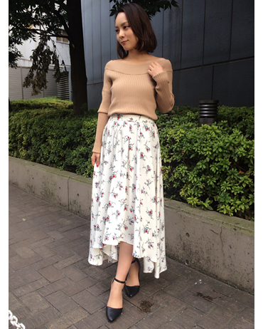 INGNI(イング)のコーディネート 東京本社 154cm<br>ワイドネックとオフショルダーにもなる2WAYタイプの万能トップス。リブ編みで程よいフィット感があるので着心地も抜群です。花柄スカートでレディライクな大人っぽいコーデに仕上げました★