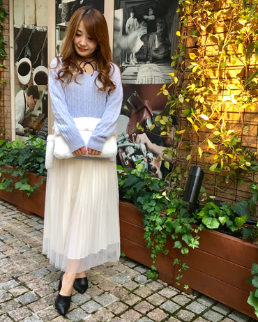 INGNI(イング)のコーディネート 静岡109 151cm<br>ふわふわモコモコなケーブルニットは可愛い見た目はもちろん、とっても軽い着心地がポイントです！マキシスカートはリバーシブルですので、チュール・プリーツ、気分で使い分け出来ますよ♪今期トレンドのサックスブルーを使ったウィンターパステルコーデです☆