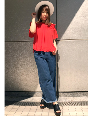 INGNI(イング)のコーディネート 渋谷109 160cm<br>赤オフショル×デニムパンツは最強コーデです！赤は、少し派手だと思う方にもぜひデニム合わせでチャレンジして頂きたい！！！です。可愛くホワイトのスカート合わせでもデニムスカートとの組み合わせもオススメです！