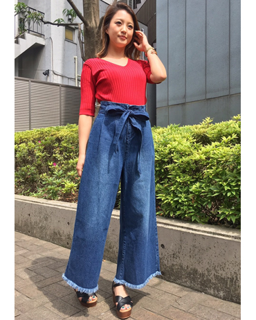 INGNI(イング)のコーディネート 東京本社 160cm<br>脚長効果抜群のデニムワイドパンツ。サッシュベルト付きなのでよりウエストも細身に魅せてくれます。ベーシックなニットと合わせてカジュアルスタイルに★