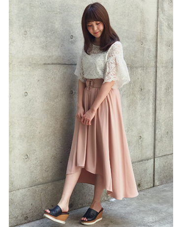INGNI(イング)のコーディネート 東京本社 159cm<br>透け感のあるレーストップスはカジュアルにも可愛くも着れる着回し万能アイテムです♪袖フレアデザインで気になる腕周りもカバー出来ちゃいます！ウエストレースアップのイレヘムスカートを合わせて大人カワイイスタイルにしました！