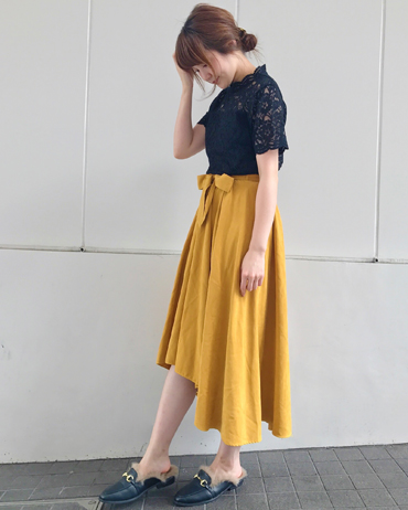 INGNI(イング)のコーディネート 東京本社 159cm<br>秋見え素材のイレヘムスカートが新登場！柔らかい着心地のピーチ素材は秋冬長く使えるアイテムです。旬なマスタードカラーをブラック合わせで大人っぽく着こなしました。