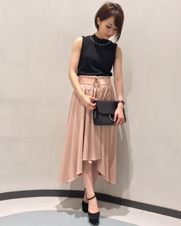 INGNI(イング)のコーディネート 名古屋パルコ 151cm<br>ベルトをしなくてもウエストマークできるレースUPモチーフのスカート。着るだけでスタイルアップが叶います。主役のスカートを引き立たせるトップスはピタッと着れるものがおすすめ！さりげなくネックラインに施された装飾が華やかさをプラスしてくれますよ♪