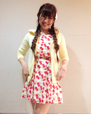 INGNI(イング)のコーディネート 天王寺MIO 153cm<br>トレンドのチェリー柄ワンピースにイエローを足して元気スタイルに仕上げました！<br><a href="http://ameblo.jp/ingni-mio/">★天王寺MIOブログ</a>