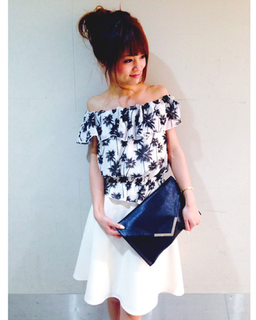 INGNI(イング)のコーディネート 天王寺MIO 159cm<br>トレンドのパームツリー柄とミディ丈スカートのリゾートコーディネートです♡<br><a href="http://ameblo.jp/ingni-mio/">★天王寺MIOブログ</a>