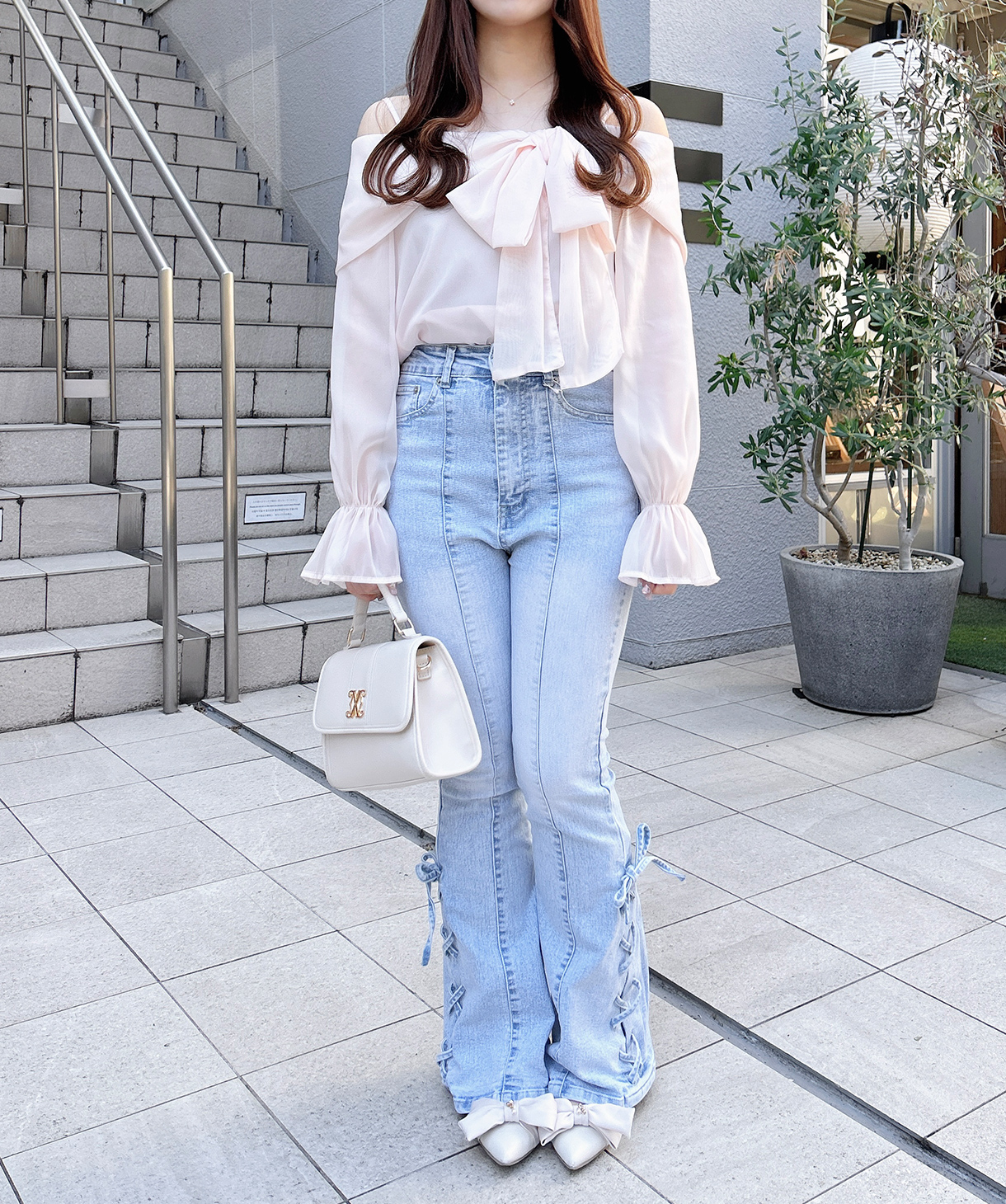 サイドレースアップ＆センターシームフレアデニムパンツ / Sサイズ着用 / 身長157cm / 骨格ウェーブ