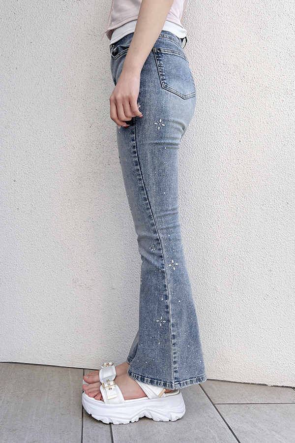 ビジュー付フレアデニムパンツ / Mサイズ着用 / 身長163cm / 骨格ウェーブ×骨格ナチュラル