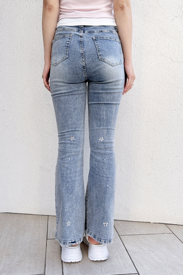 ビジュー付フレアデニムパンツ / Mサイズ着用 / 身長163cm / 骨格ウェーブ×骨格ナチュラル