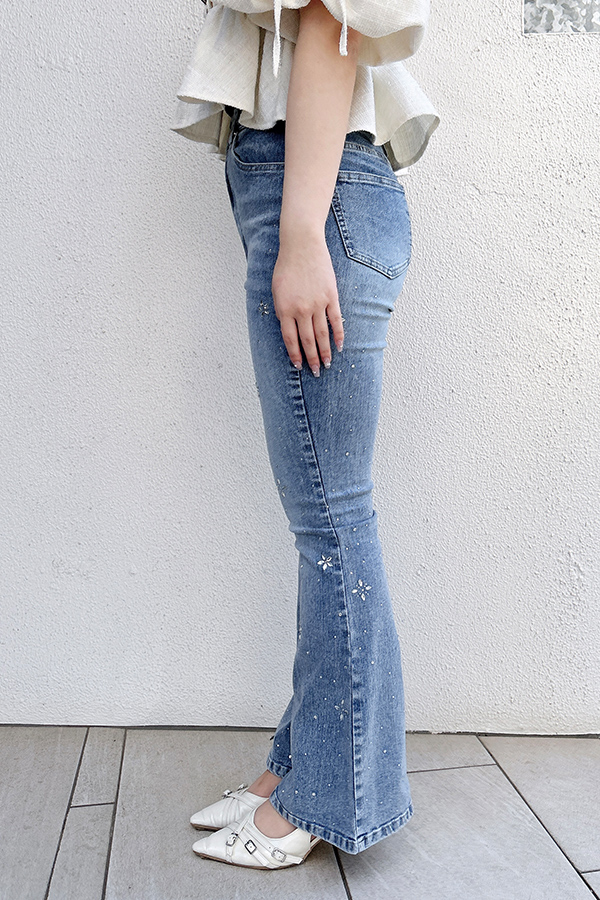 ビジュー付フレアデニムパンツ / Sサイズ着用 / 身長157cm / 骨格ウェーブ