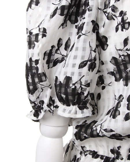 INGNI（イング） モノトーン花柄オフショル／TOPS ｵﾌﾎﾜｲﾄ/ｸﾛ