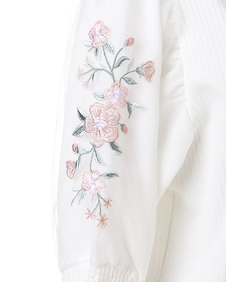 INGNI(イング) 袖チュール刺繍/TOPS オフホワイト