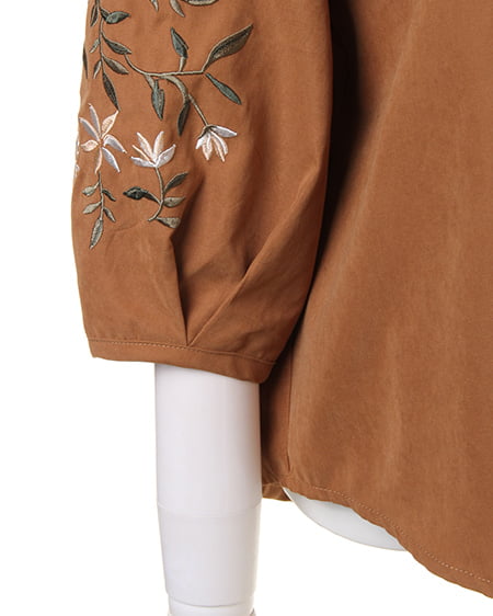 INGNI（イング） 袖刺繍ピーチVネックブラウス ｷｬﾒﾙ